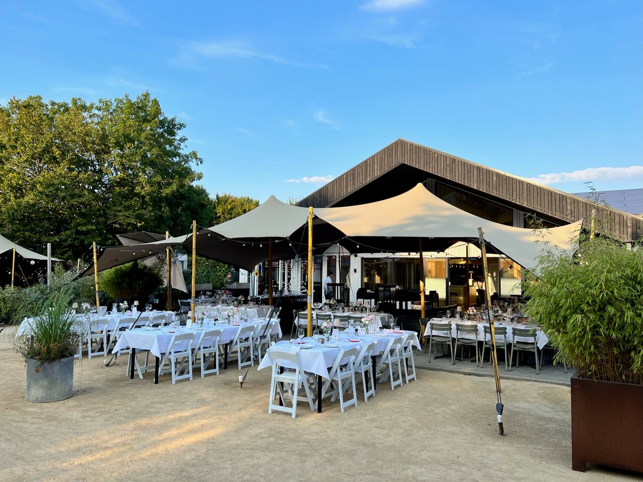 Diner opstelling op het club terras