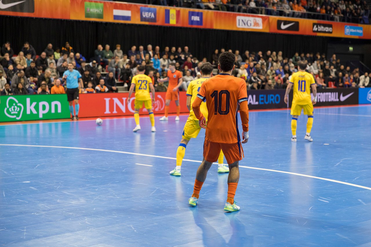 Oranje Futsal volle tribunes 