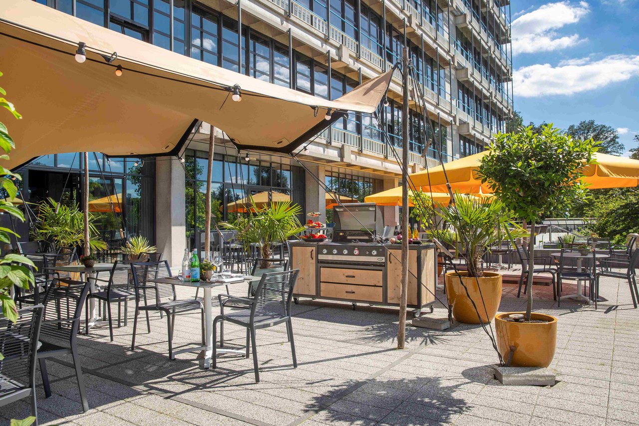 Terras met stretchtent.jpg