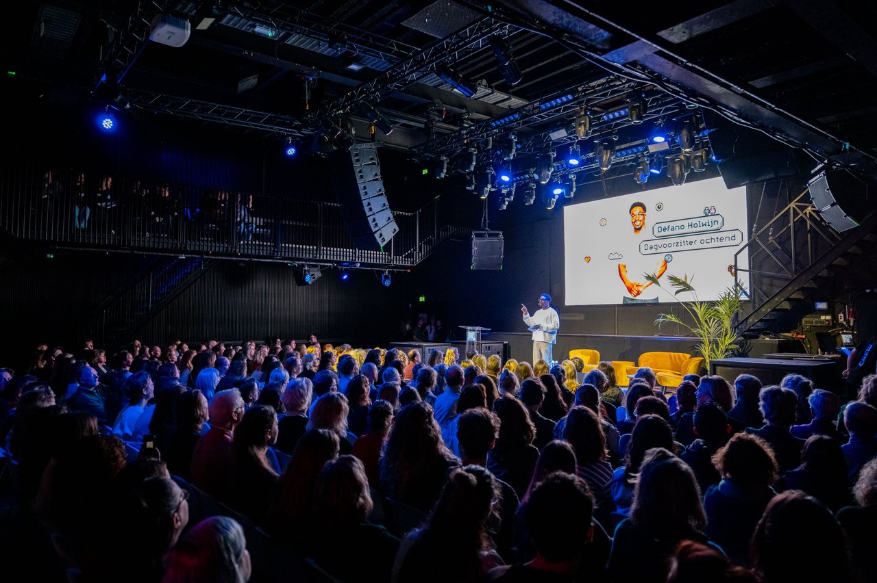 Programma in de grote zaal.