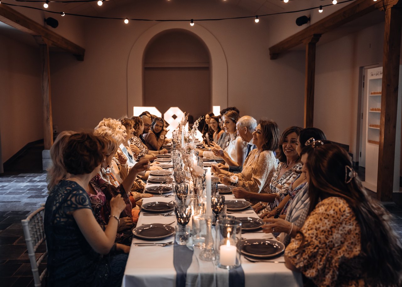 Diner met de gasten aan tafel in De Kapel 
