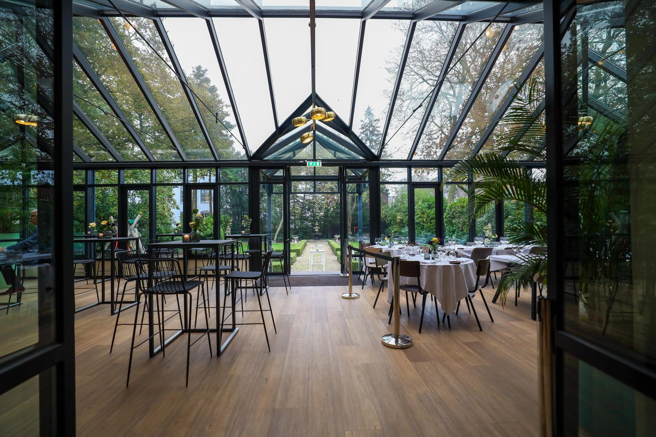Trouwlocatie Villa 1855 in Tilburg glazen dinerruimte