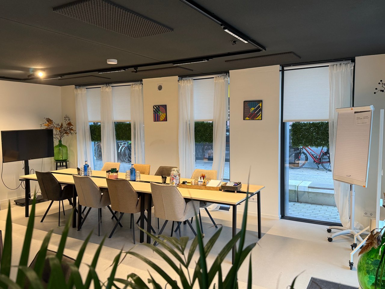 Punt in STAAL 25  vergadertafel