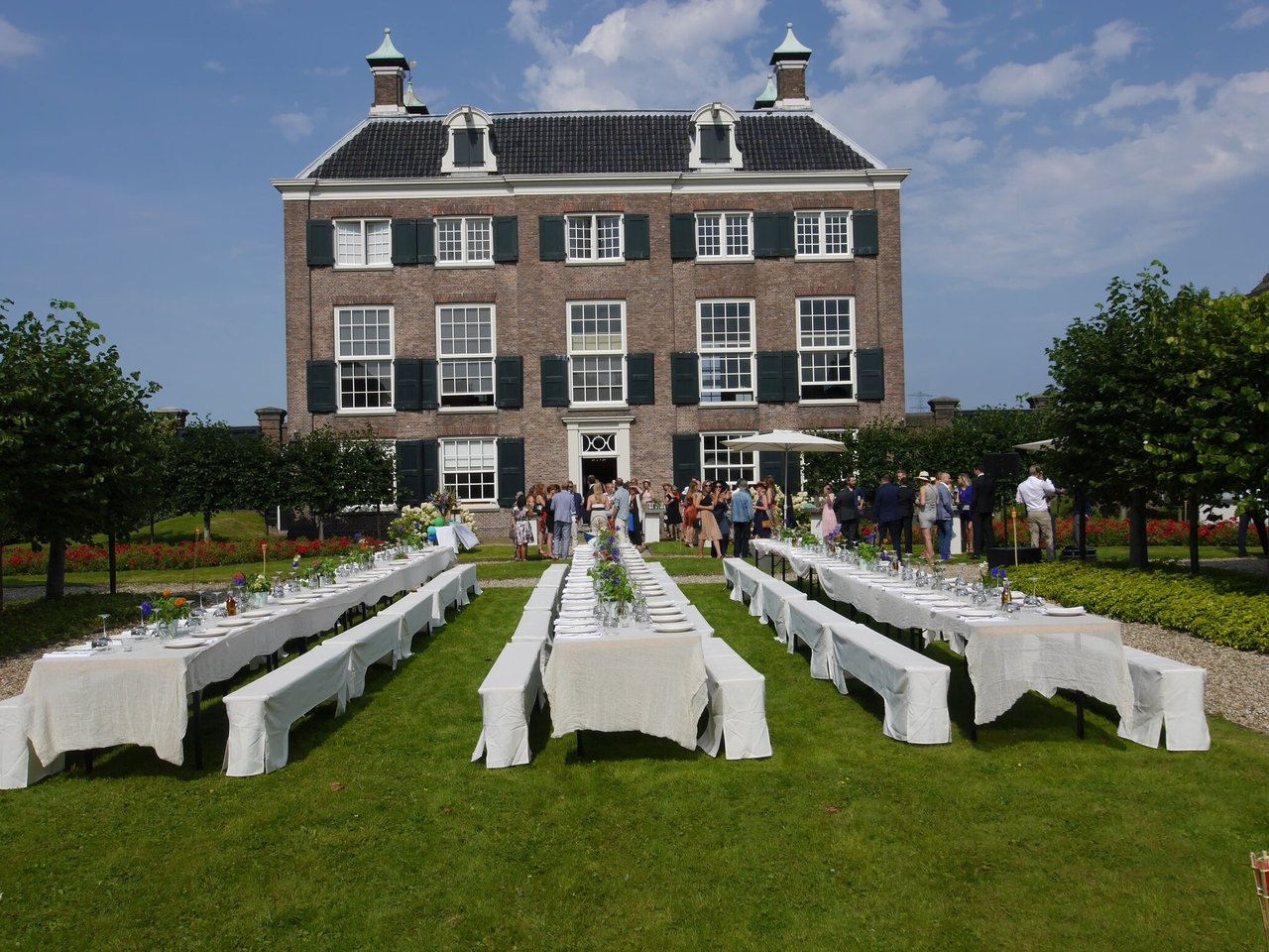 Gemeenlandshuis | Diner aan lange tafels in de tuin