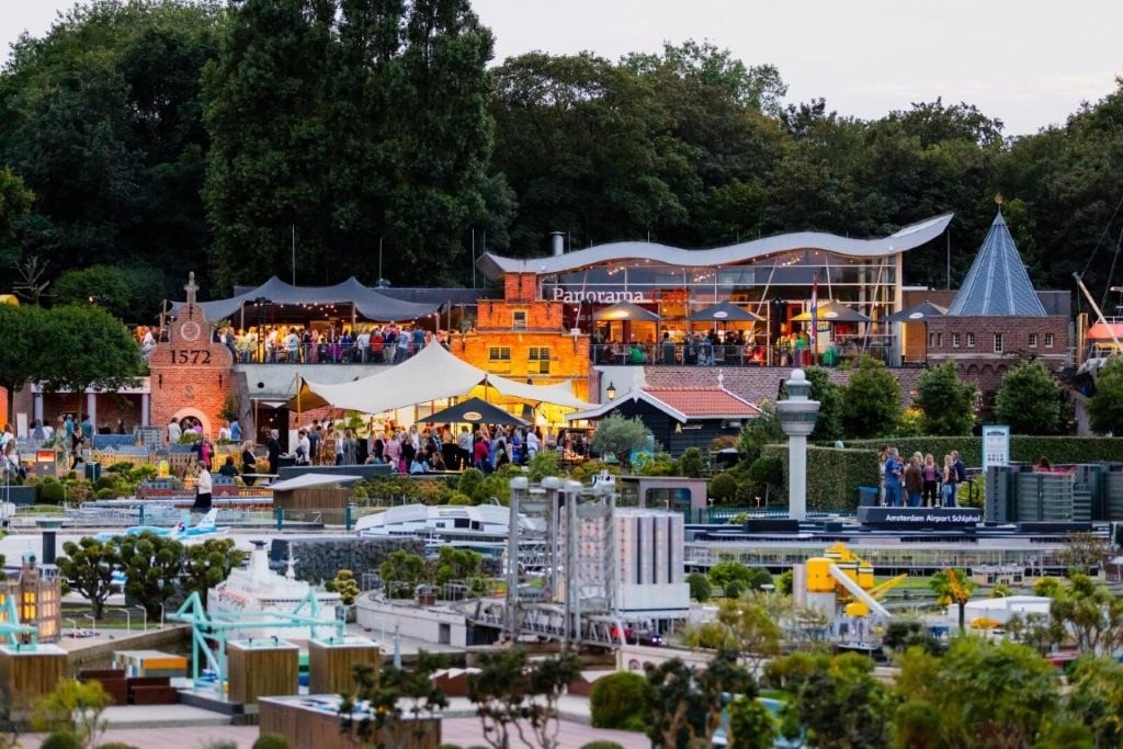 Panorama cafe vanuit het park