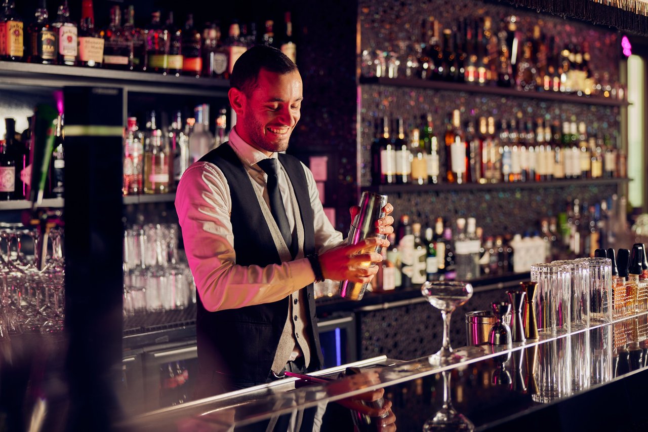 20221128-WC-Fashion-Hotel-Bartender-02.jpg