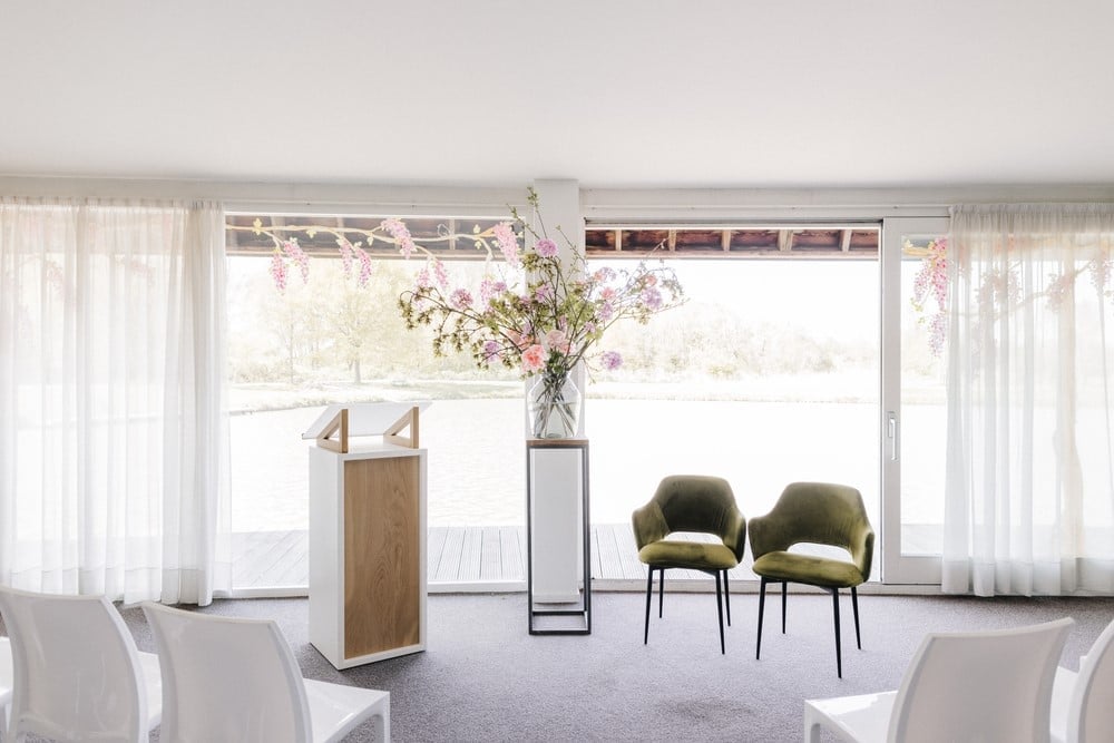 Ceremonieopstelling binnen bij Hotel-Restaurant Spaarnwoude