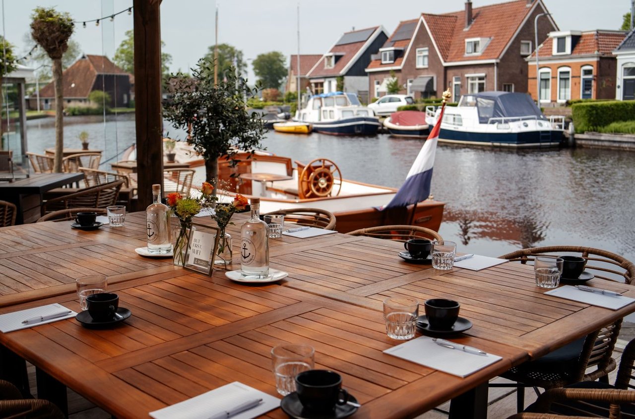 Vergaderen op waterterras 