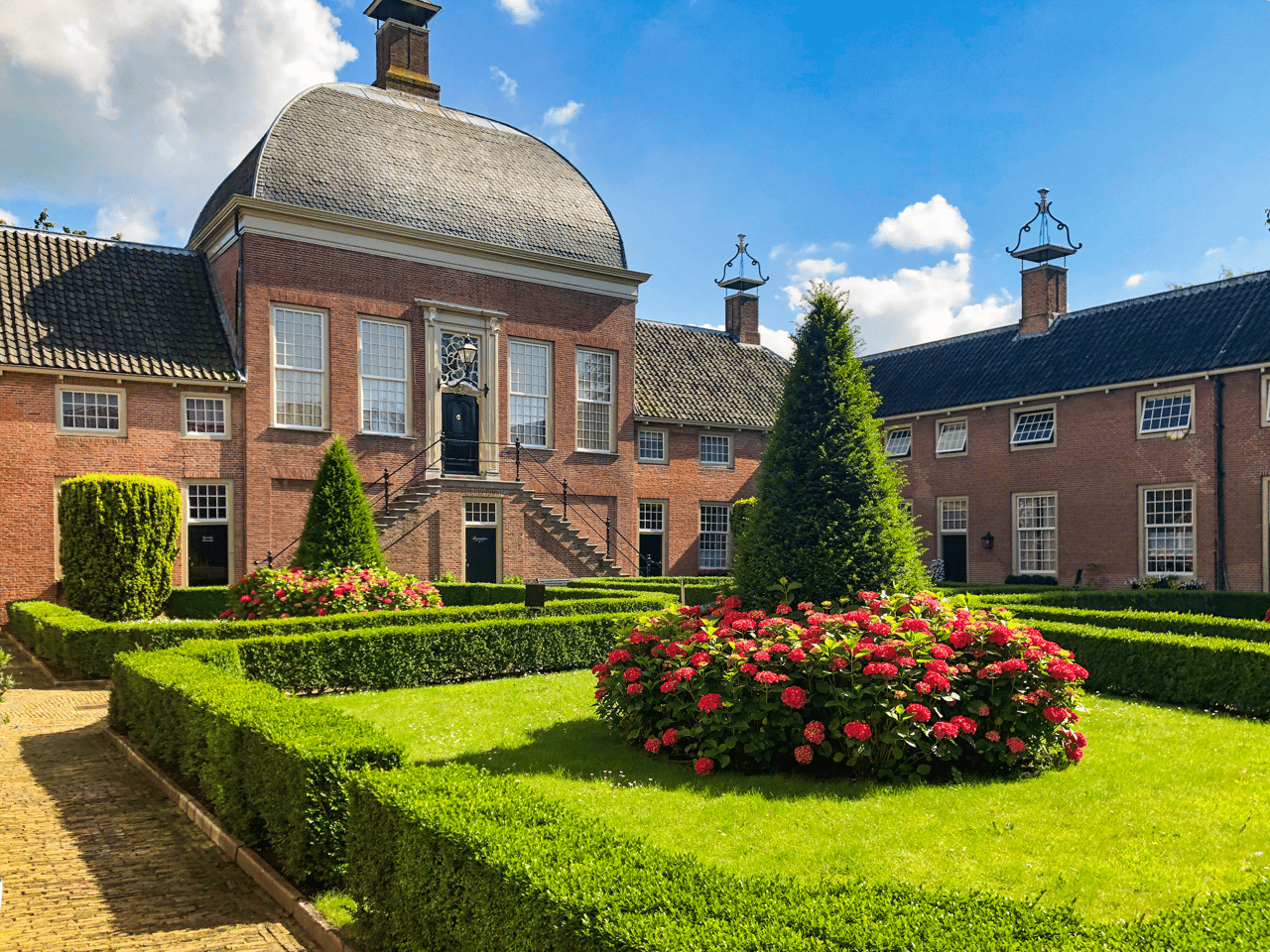 HOFJE VAN AERDEN TROUWEN IN DE BINNENTUIN
