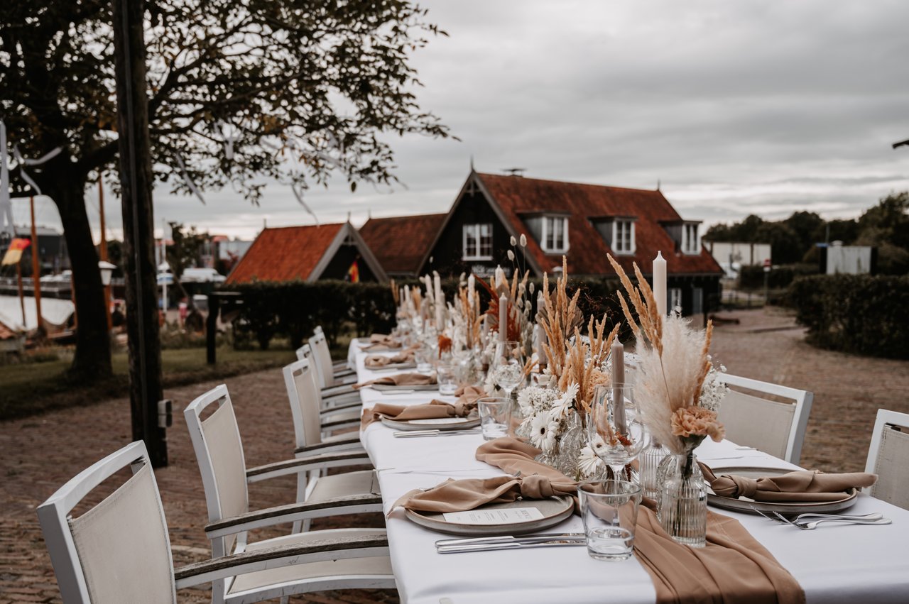 Dinertafel op het terras van de Kalkovens