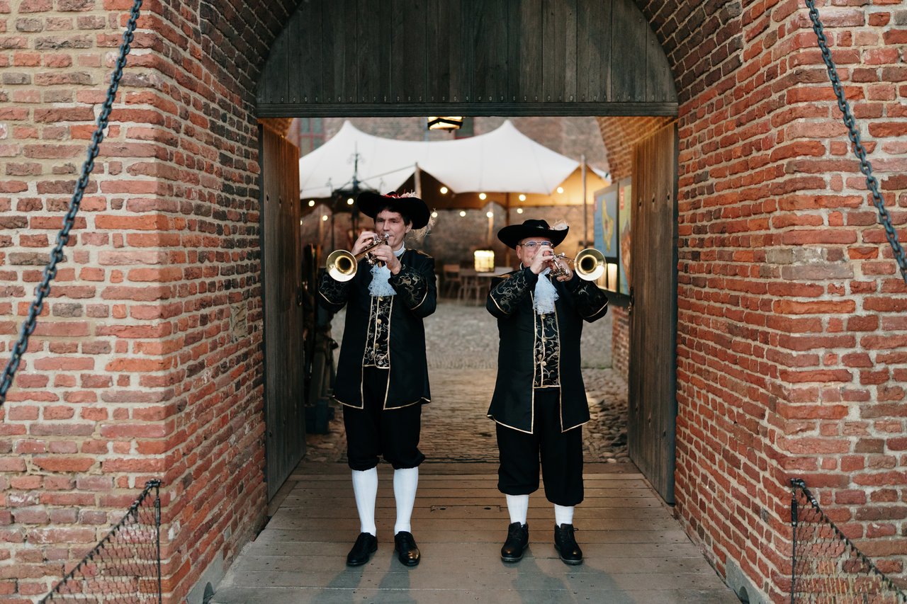Herauten verwelkomen je op het Kasteelplein