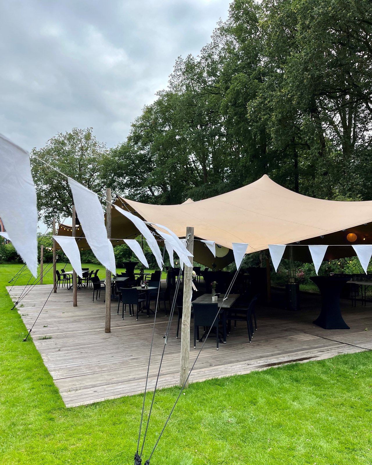 Tuin | stretchtent met vlaggen