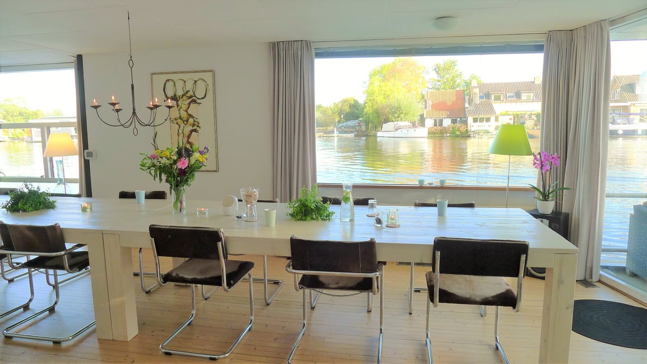ruime lange tafels op Bartmanzboot
