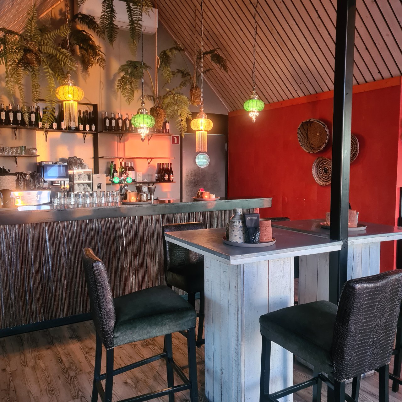 Bovendek - bar + 2 statafels.jpg