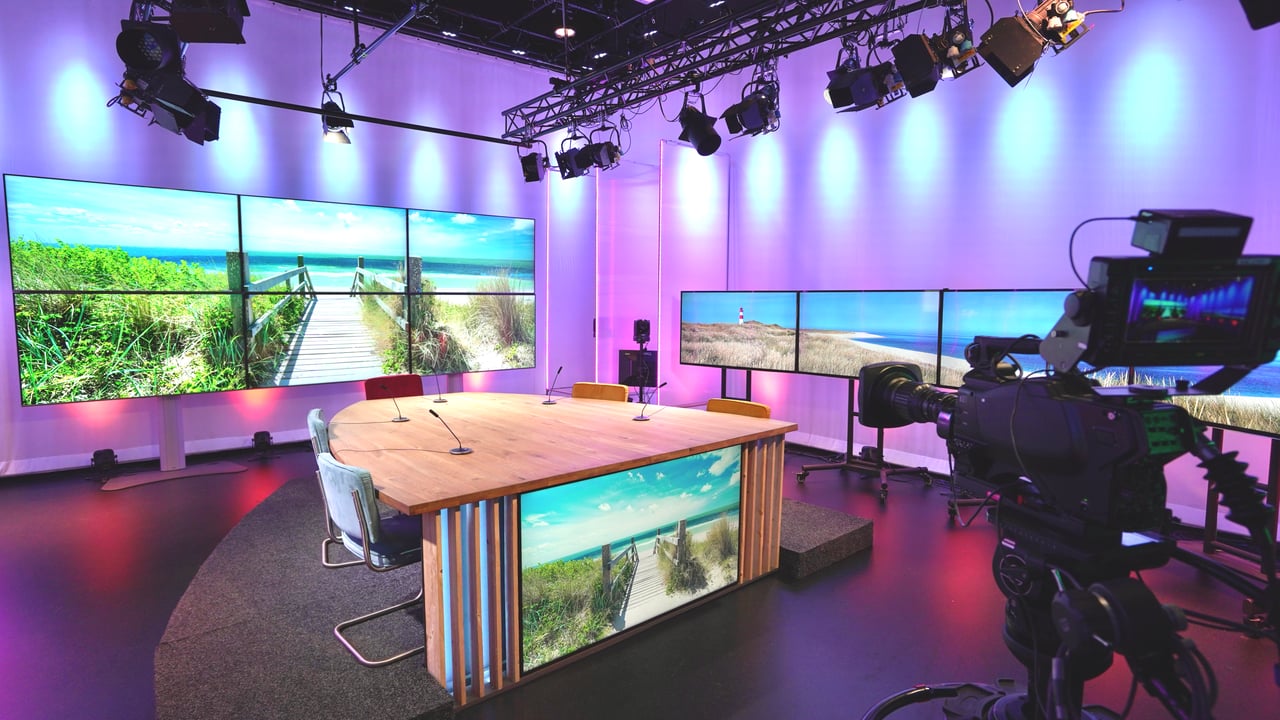 Het decor van Studio 1 is makkelijk aan te passen met uw eigen beelden en kleuren