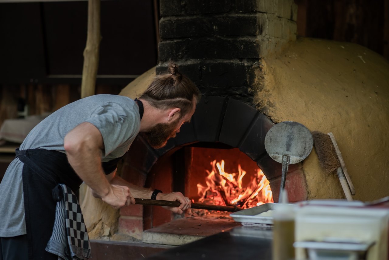 Yūgen Forest – Buiten koken bij houtoven in de Boskamer