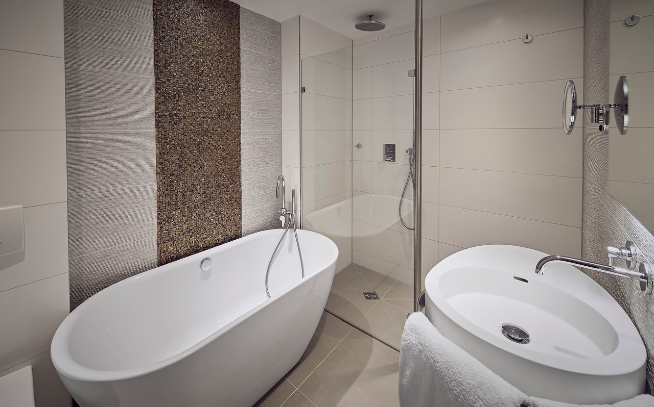 Bathroom.jpg (1)