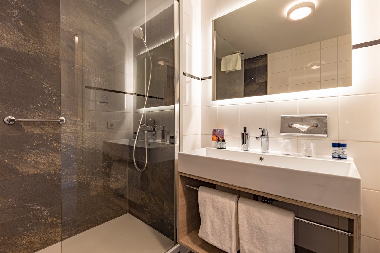Moderne badkamer van de comfort tweepersoonskamer in Hotel Spaarnwoude 
