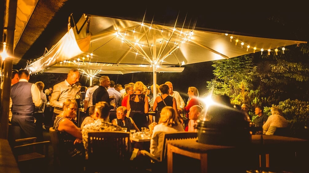 Avondborrel op het terras