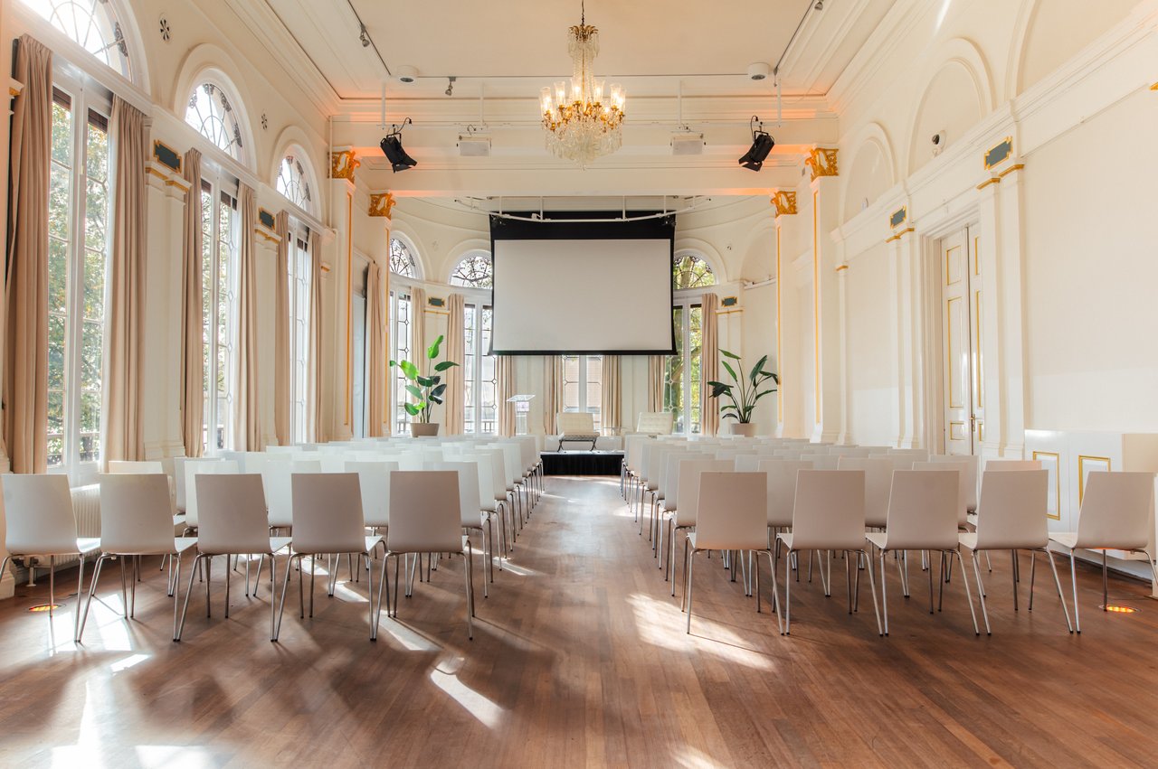 Wereldmuseum Rotterdam - Balzaal Erkerzijde - Theateropstelling met scherm - Fotograaf Emma van der Schelde.jpg