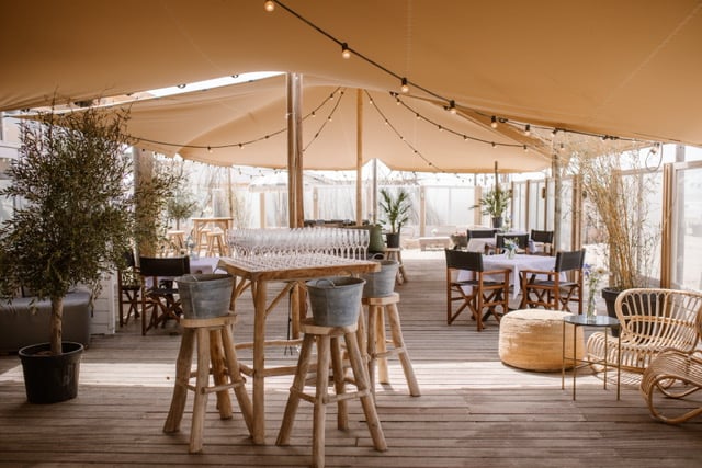 Nius Zuid terras met tent