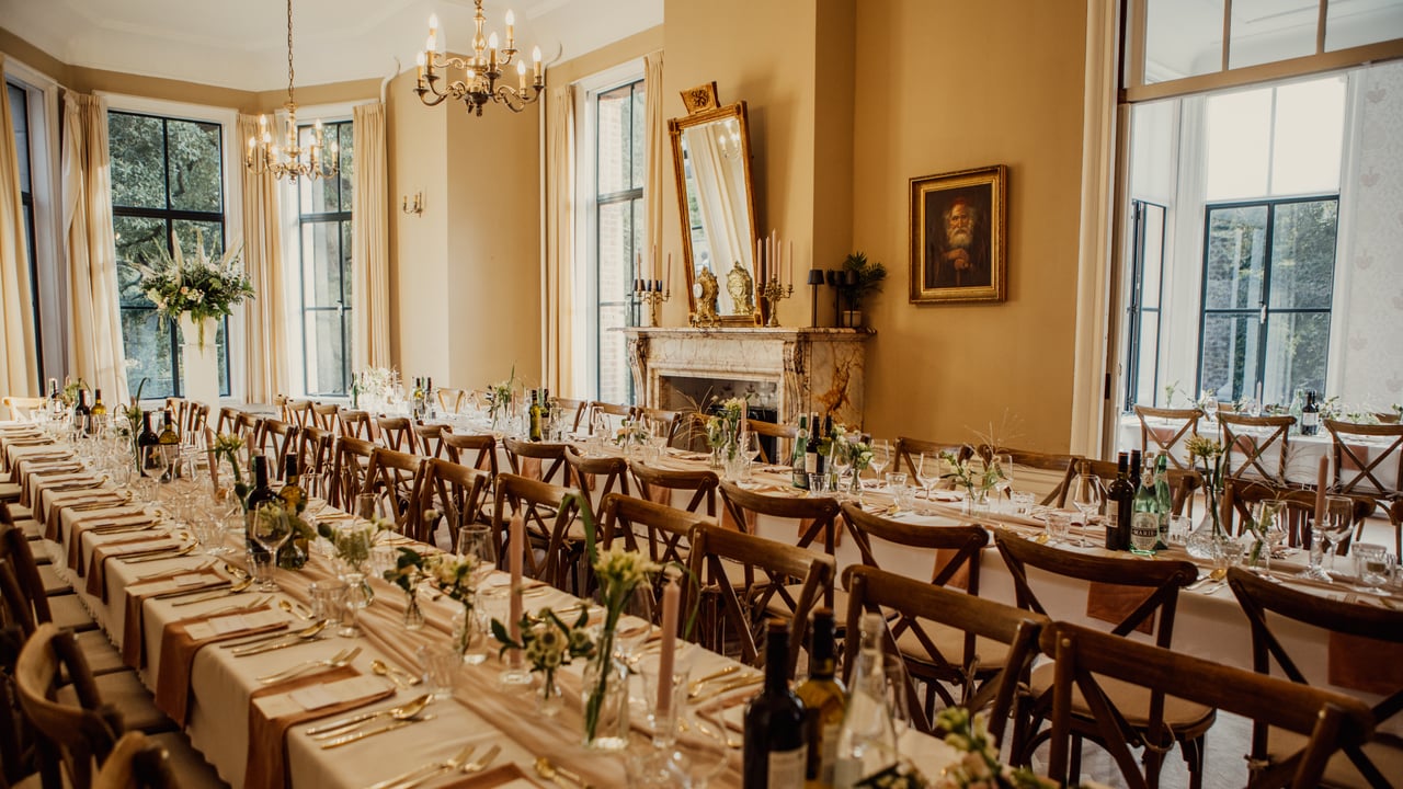 Huwelijk Rijk der Heide - diner landhuis lange tafel opstelling.jpg