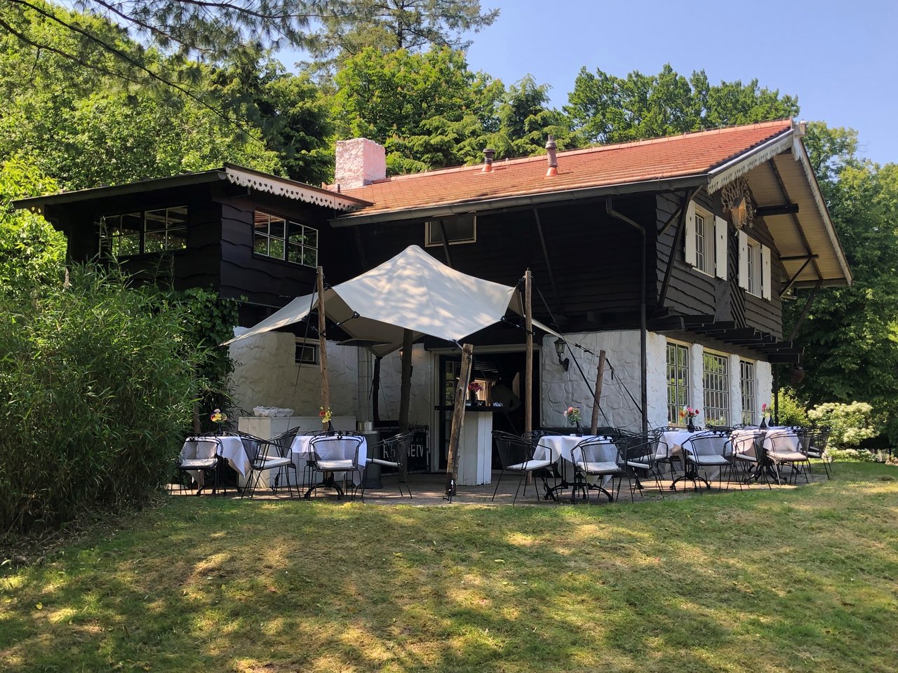 terras chalet met stretchtent.jpg