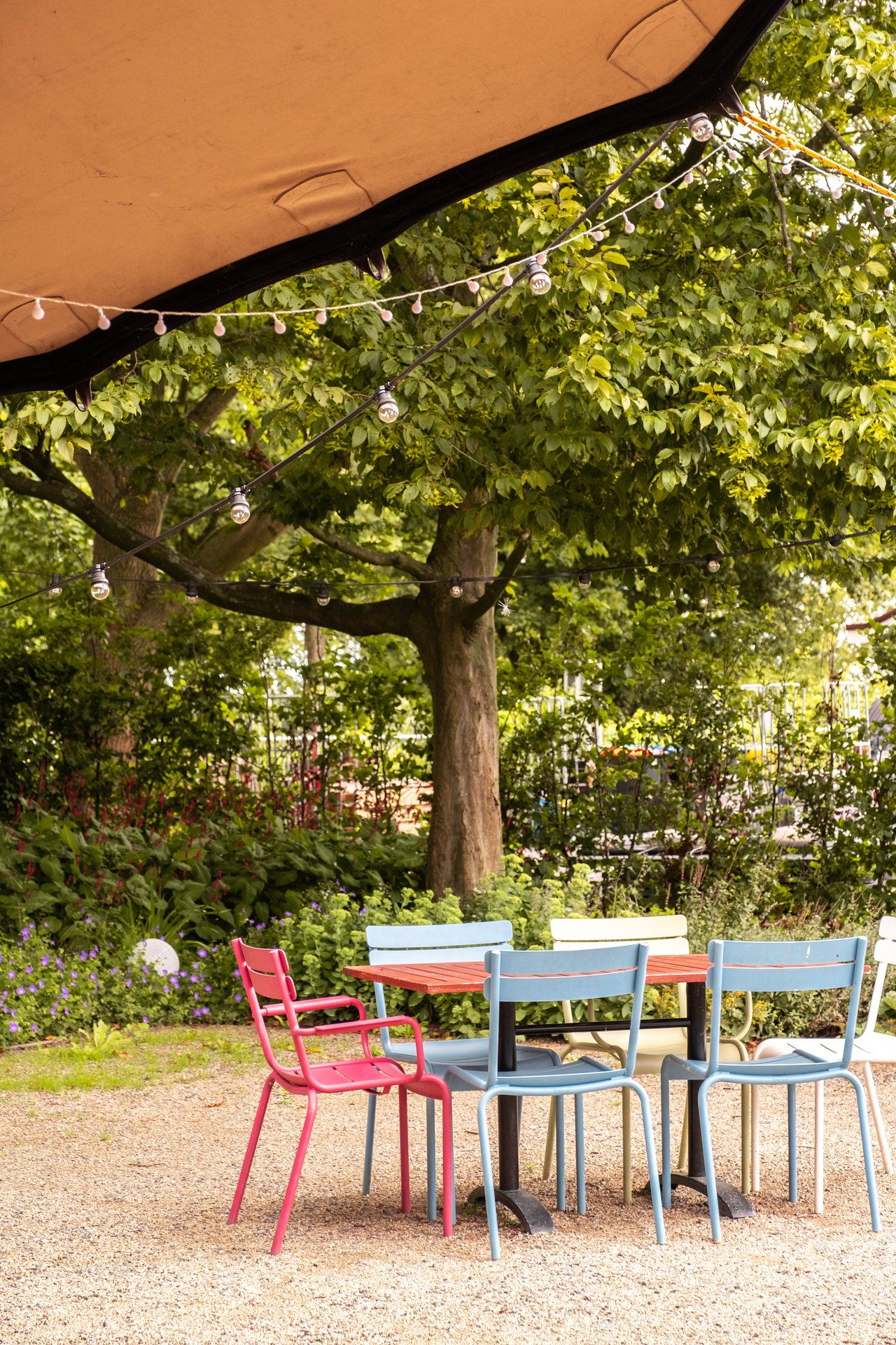 KOEPEL - Terras gekleurde stoeltjes.jpg
