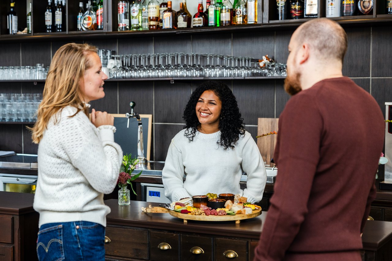 Het Midden bar met gasten
