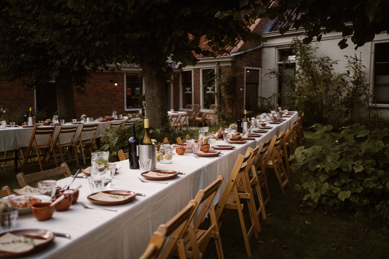 Diner aan lange tafels