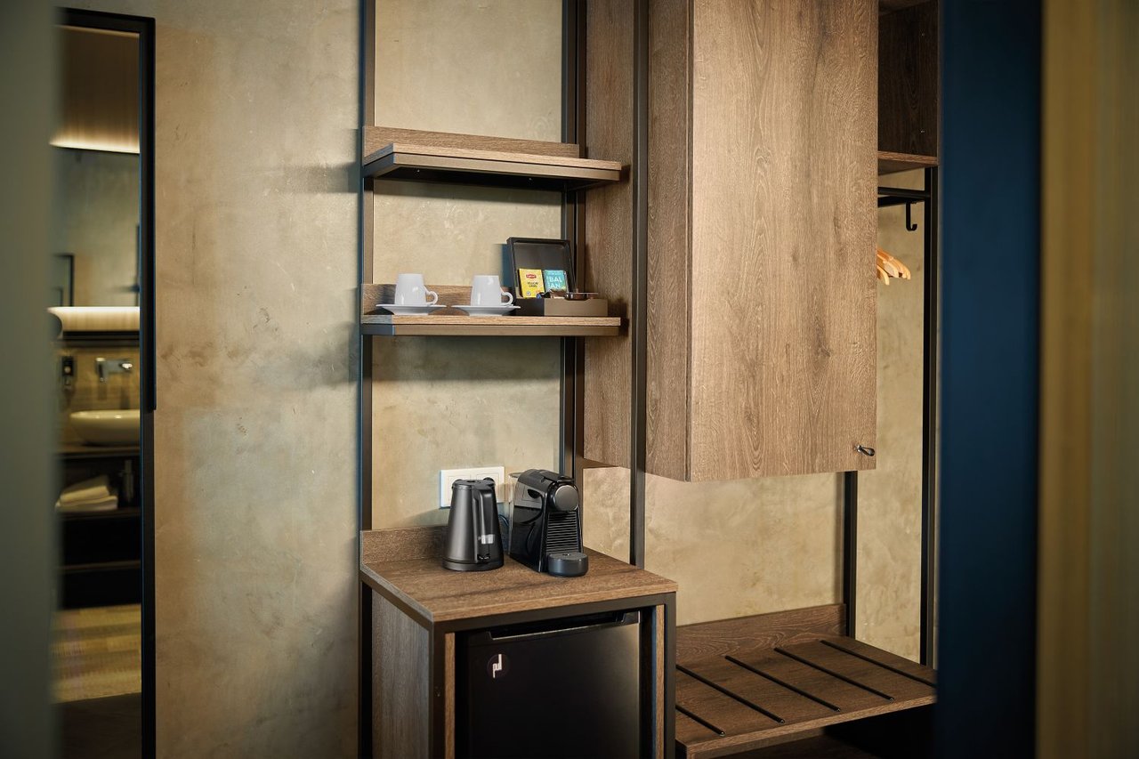 Inntel Hotels Amsterdam Landmark - Wellness Kamer - kledingkast en amenities_.jpg