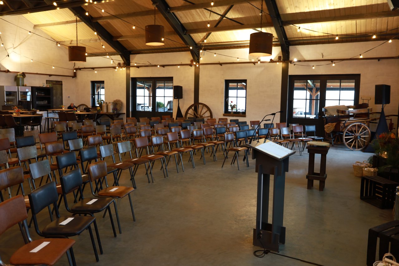 Grote zaal in theater opstelling. 