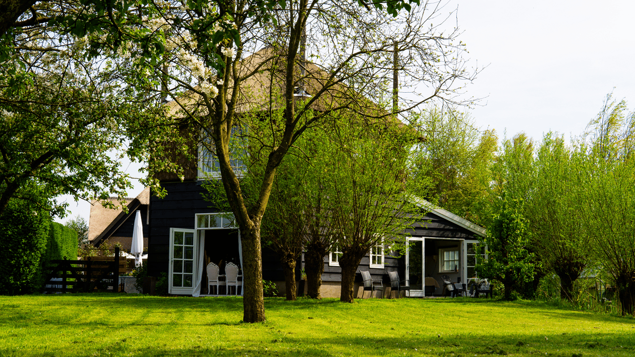 Schuur met hooiberg