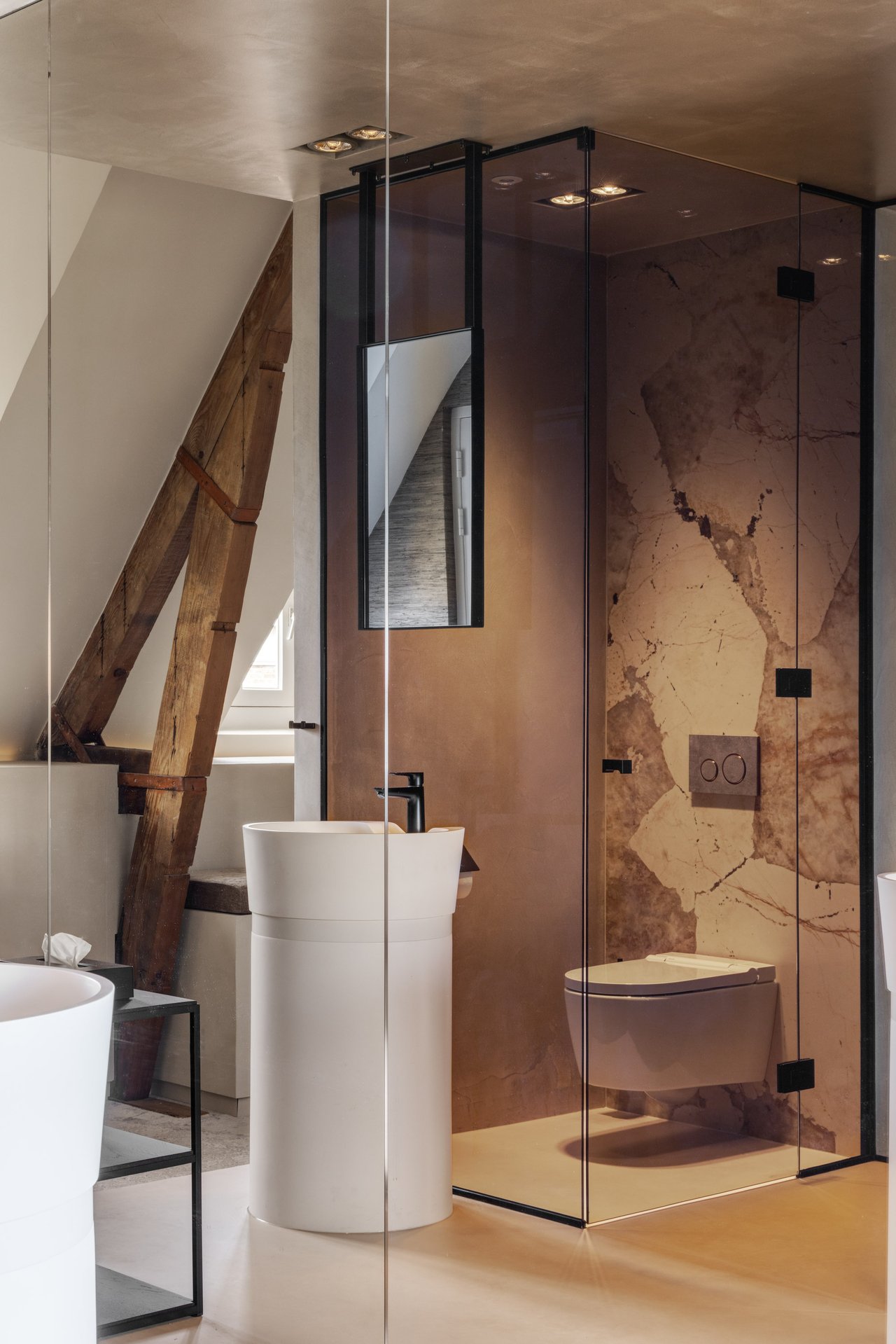Suite 006 - Linda Pol 05.jpg