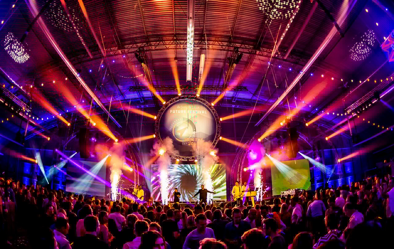Hangar 11 - lichten - feest - binnen - podium - optreden - bezoekers - Vliegveld Twenthe Evenementenlocatie