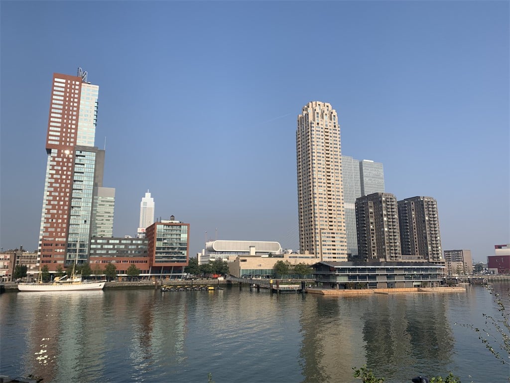Uitzicht vanuit de grand suite hotelkamer Bed, Bites & Business Rotterdam