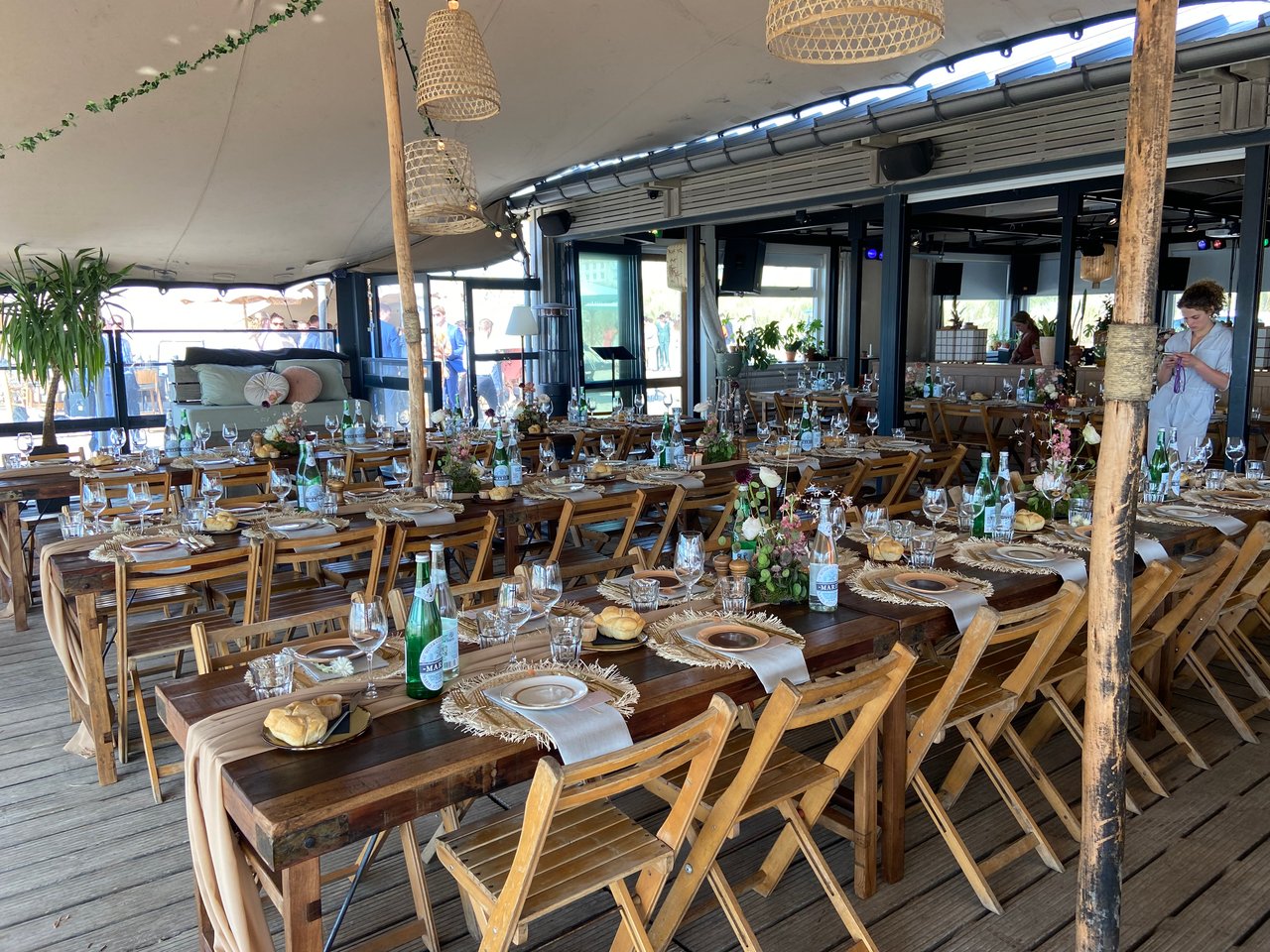 Diner met lange tafels