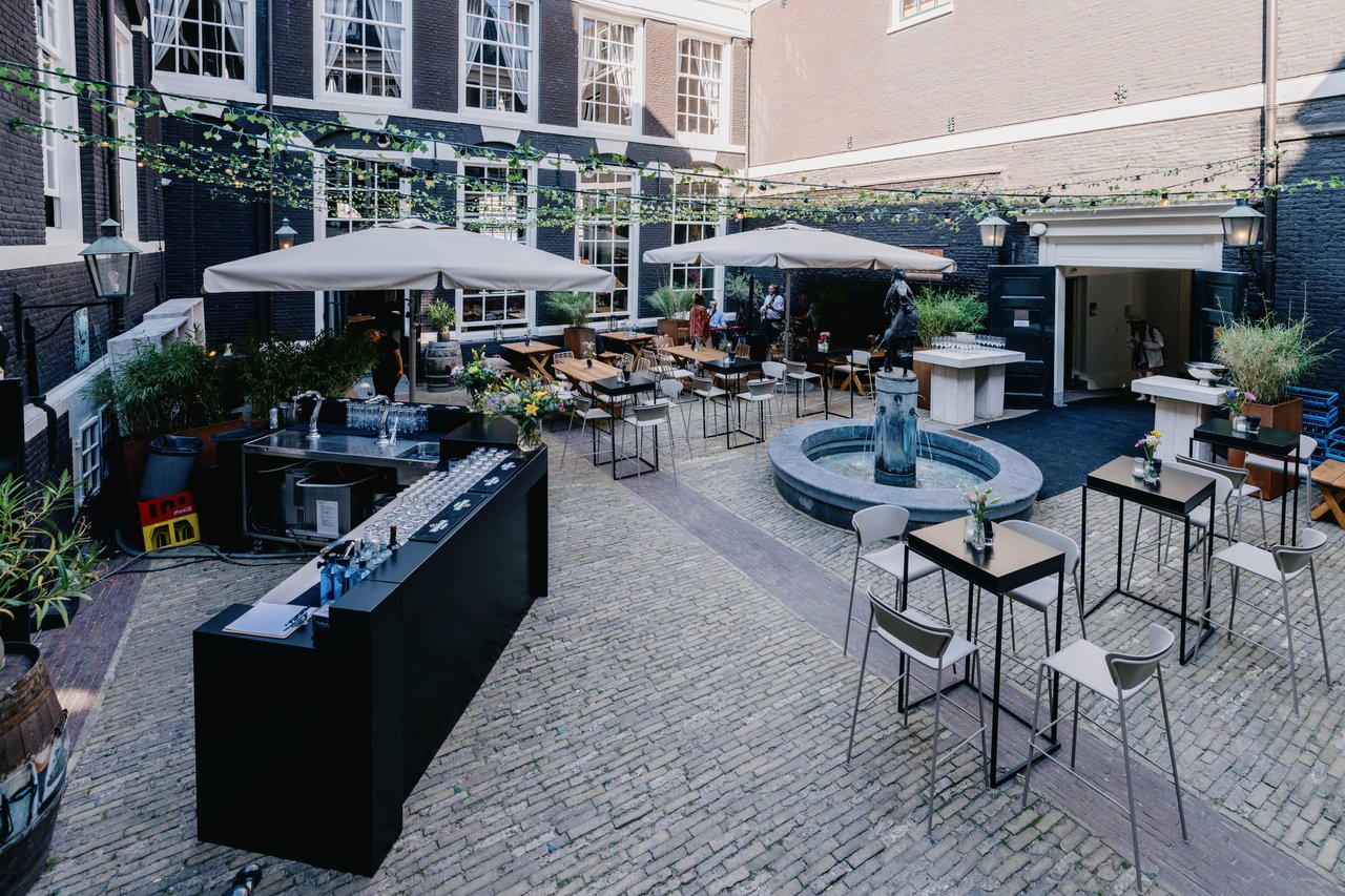 Binnenplaats - bar.jpg