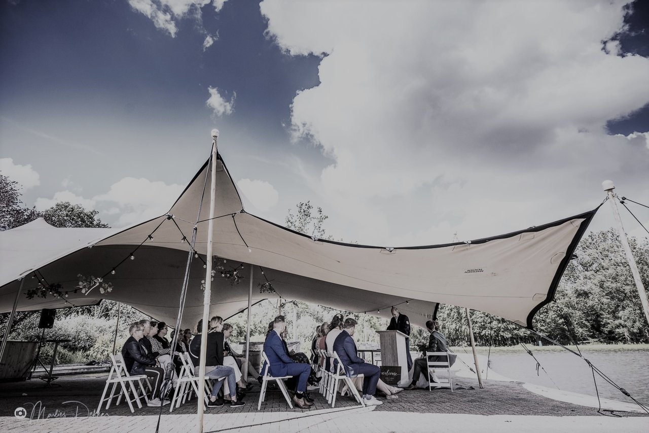 Ceremonie onder de tent 