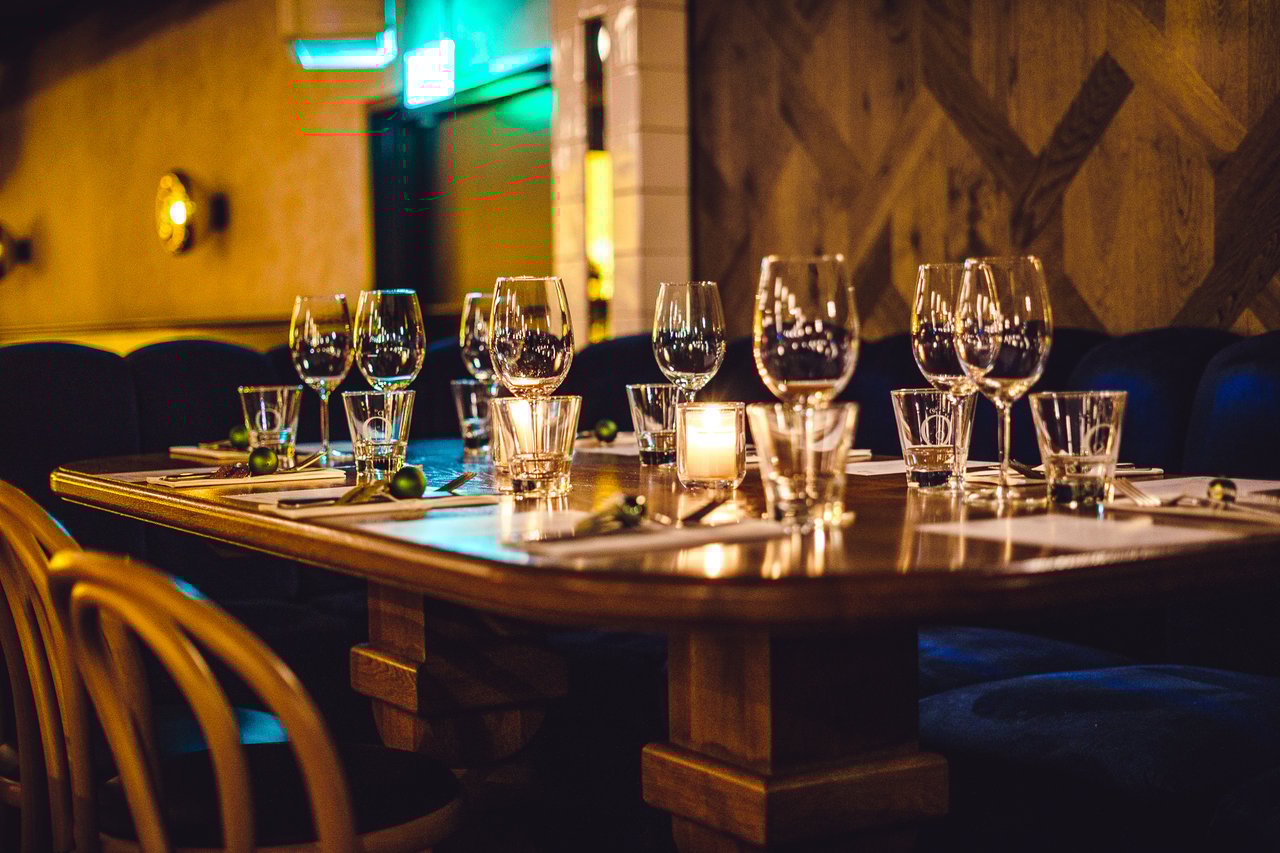 Vergaderen bij de bar van Côte