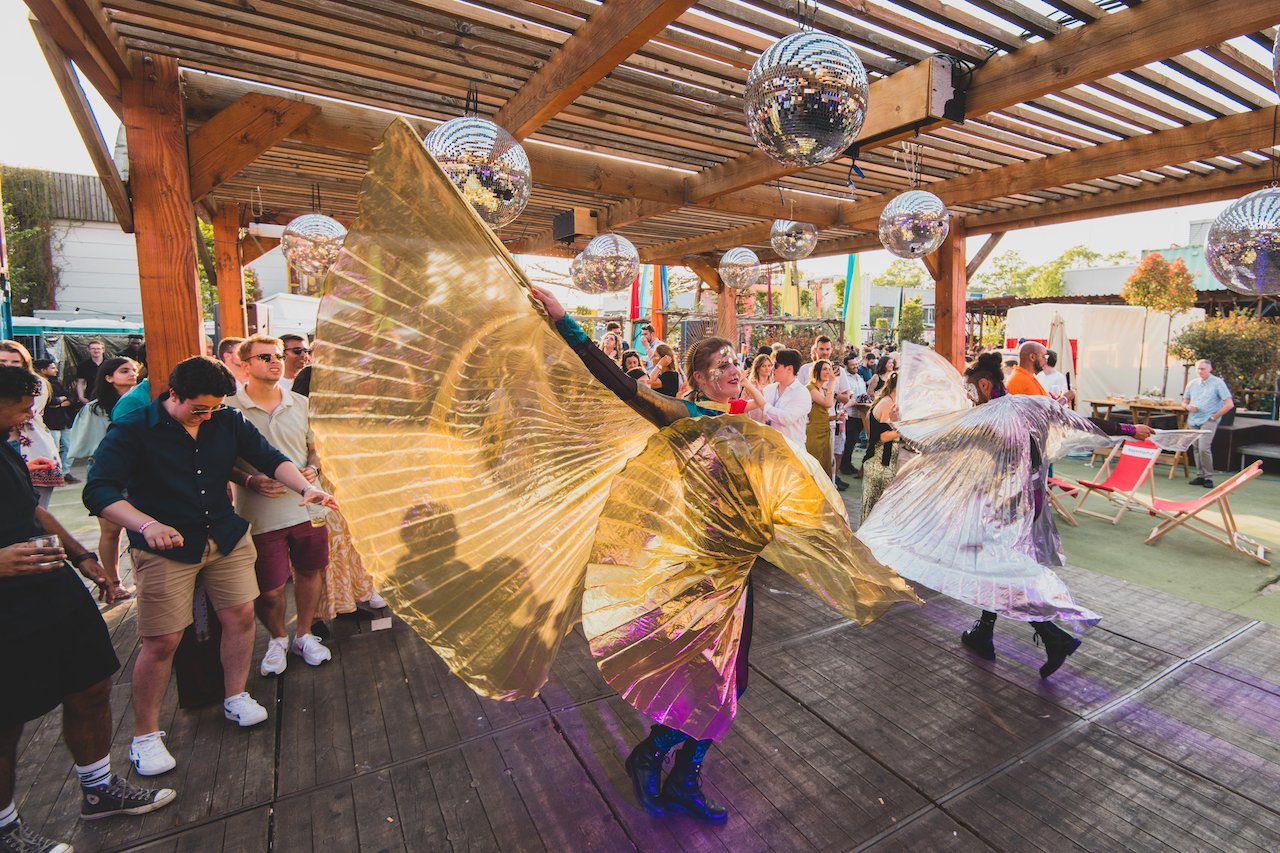 LIEF-Amsterdam-Courtyard-entertainment 
