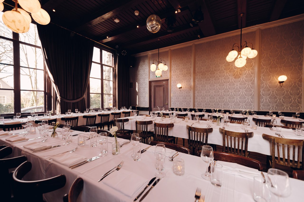 Overzichtsbeeld trouwdineropstelling in de Grote Zaal van Het Broeker Huis