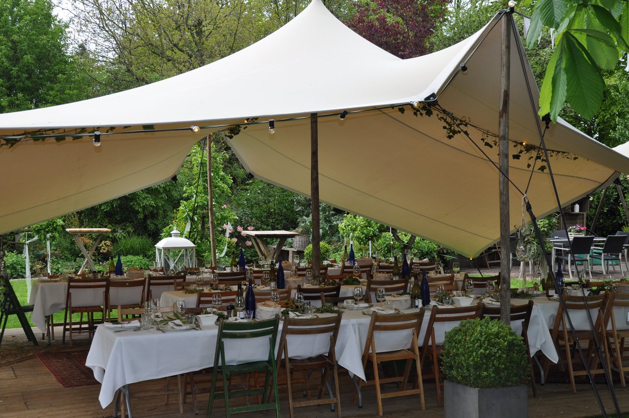Lange tafels in de tuin