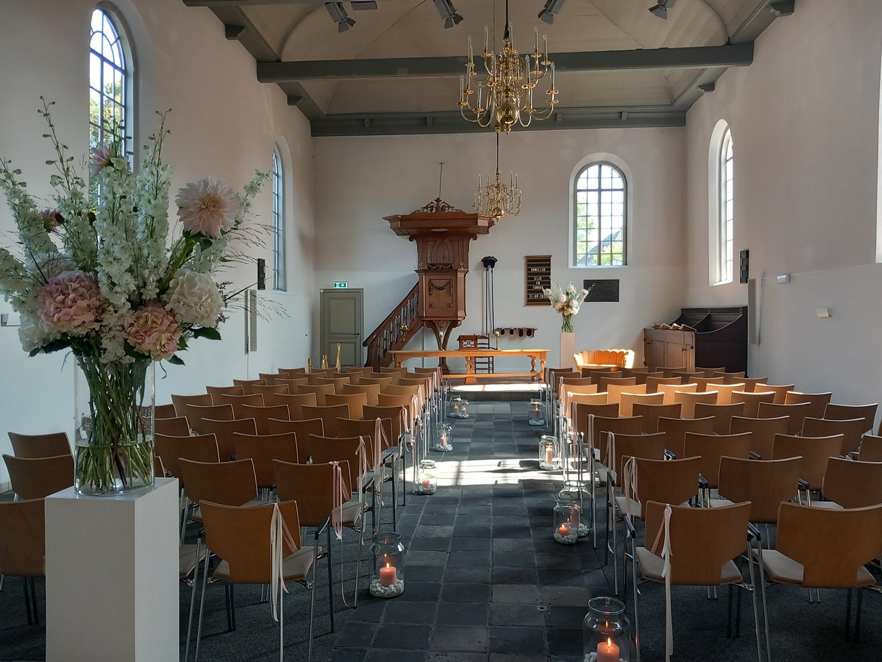 De Kerkzaal ingericht voor een huwelijk