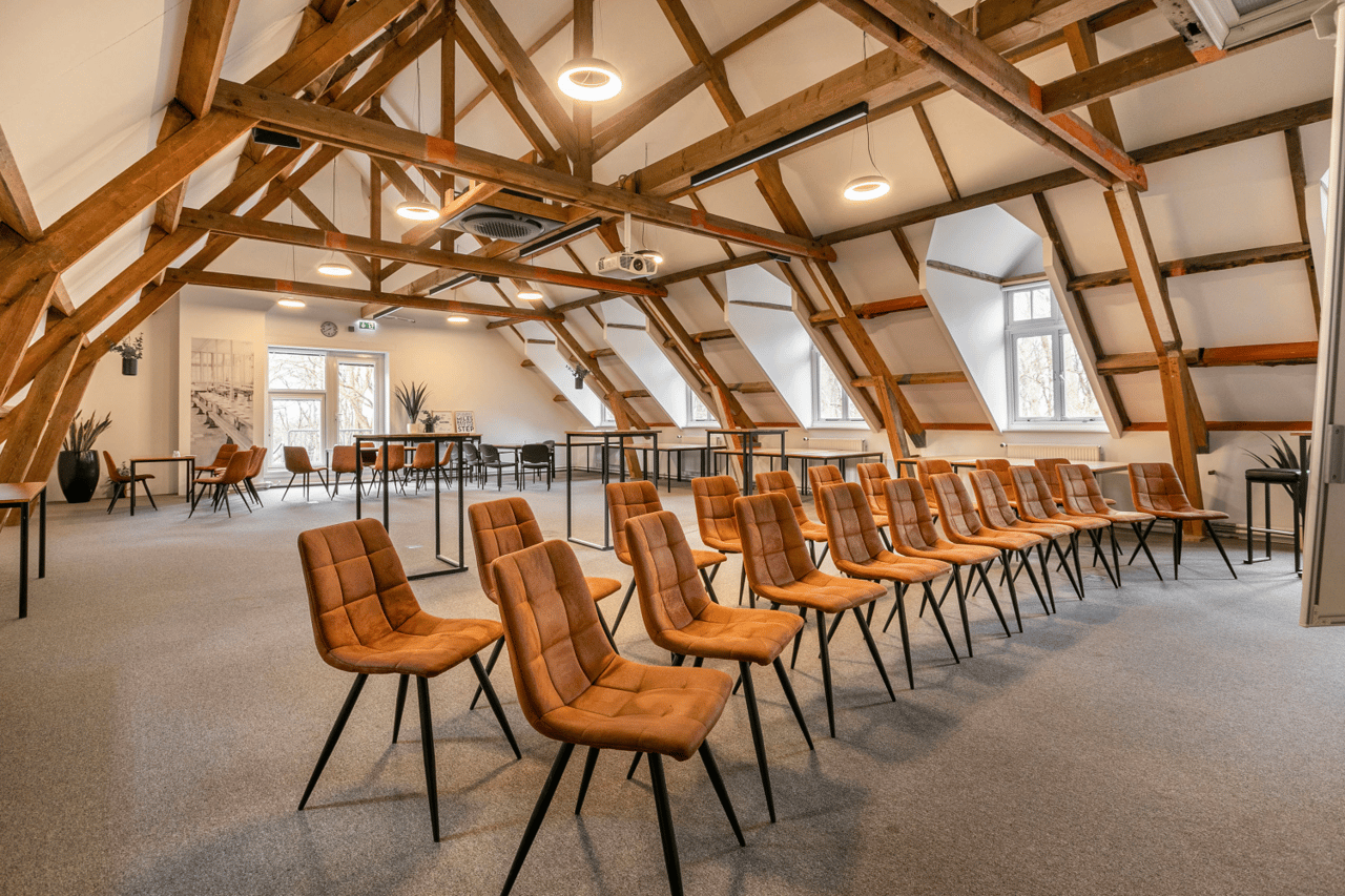 Uythofzaal Bovendonk – vergaderopstelling met tafels en stoelen in historische zaa