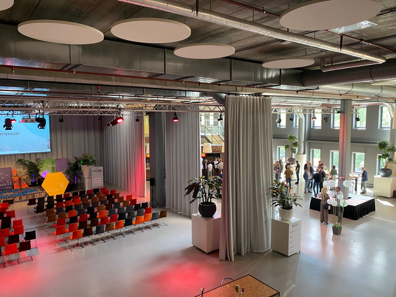 Nog een mooi voorbeeld van het Centrale Plein. Links een theateropstelling; rechts een informele lunch setting