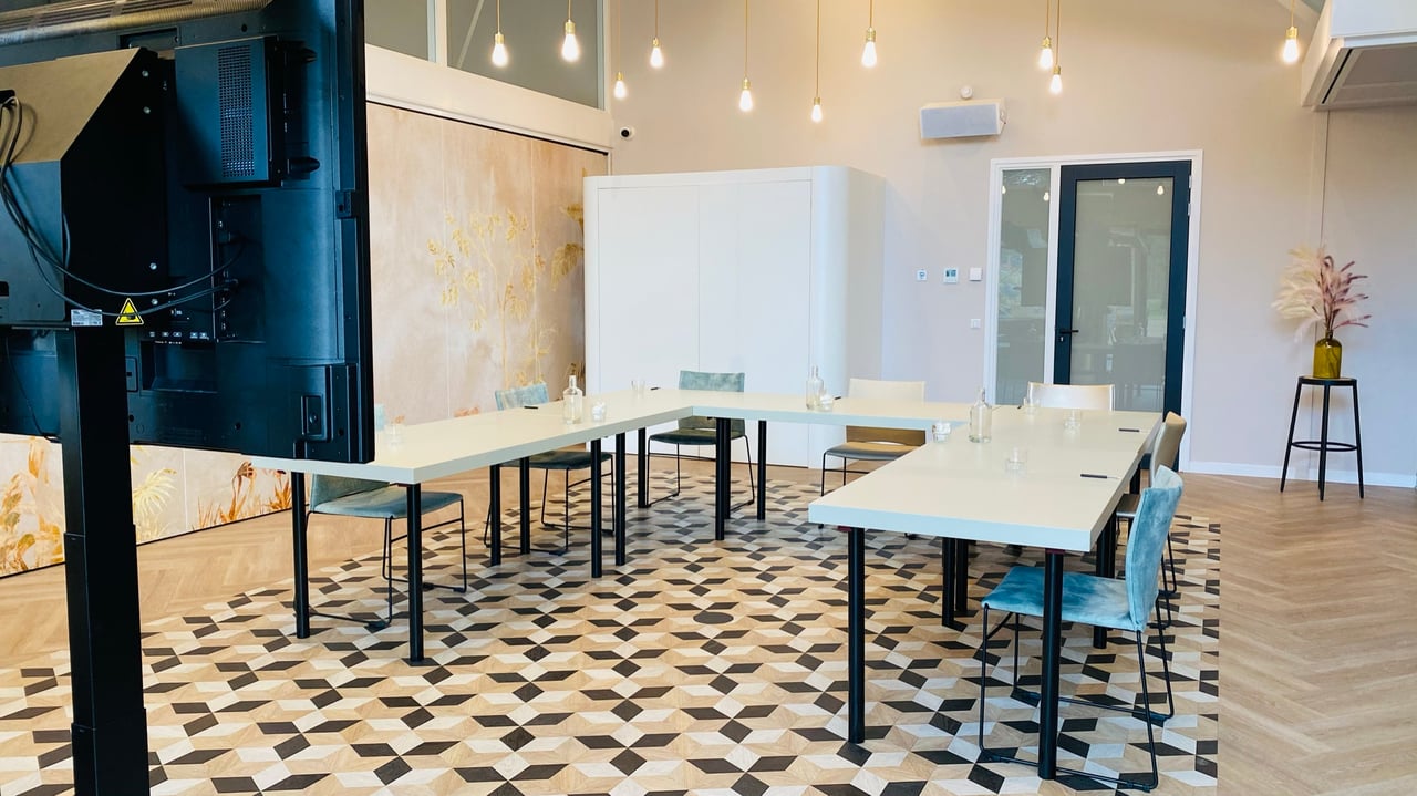 Vergadering met presentatie-scherm