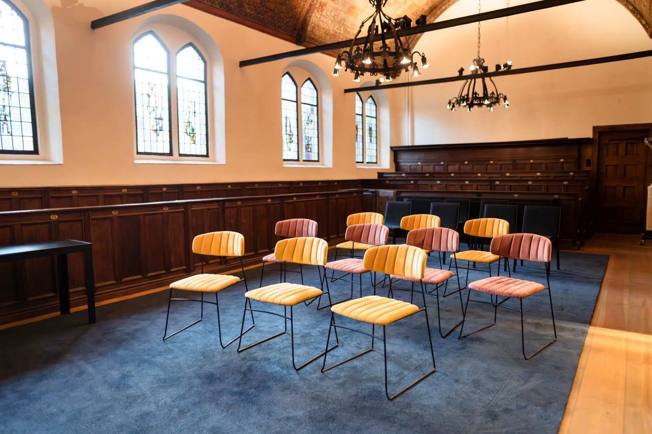 Consistorie gekleurde stoelen.jpg