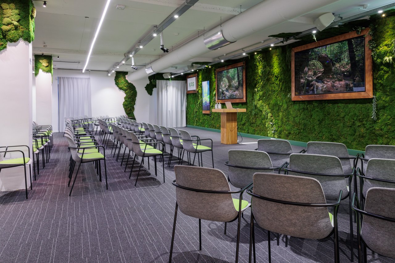 Moods -  theater opstelling - standaard verlichting - stoelen van gerecycled plastic