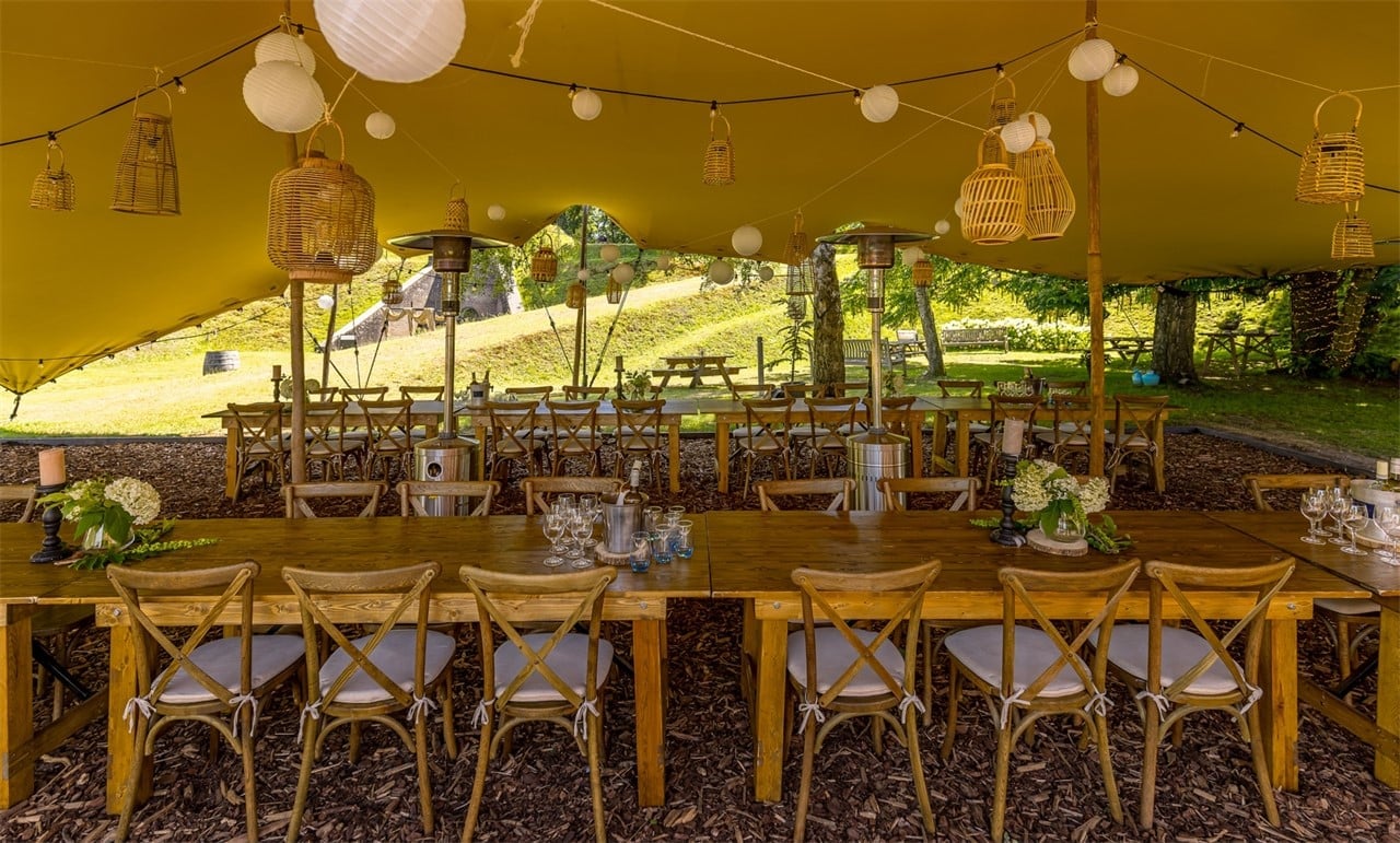 lange tafels onder de Stretchtent
